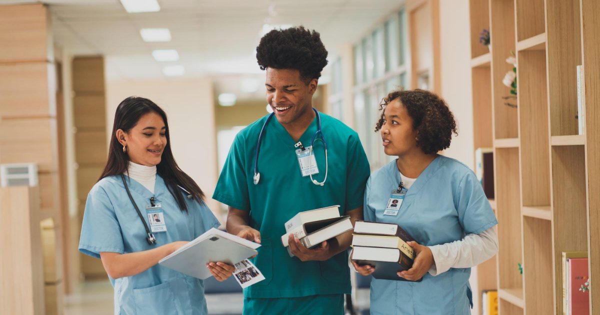 students healthcare - Ilustrasi 3