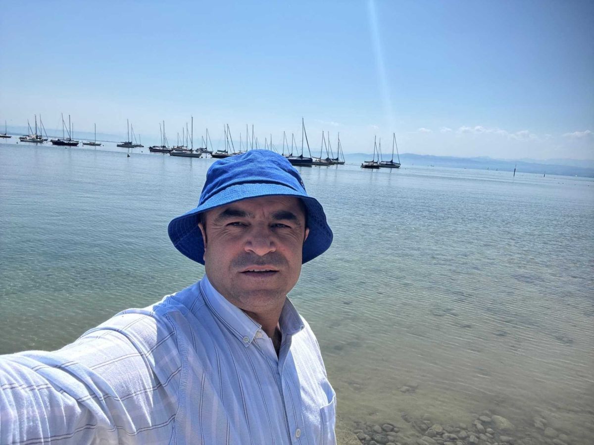 Homayoon by the water