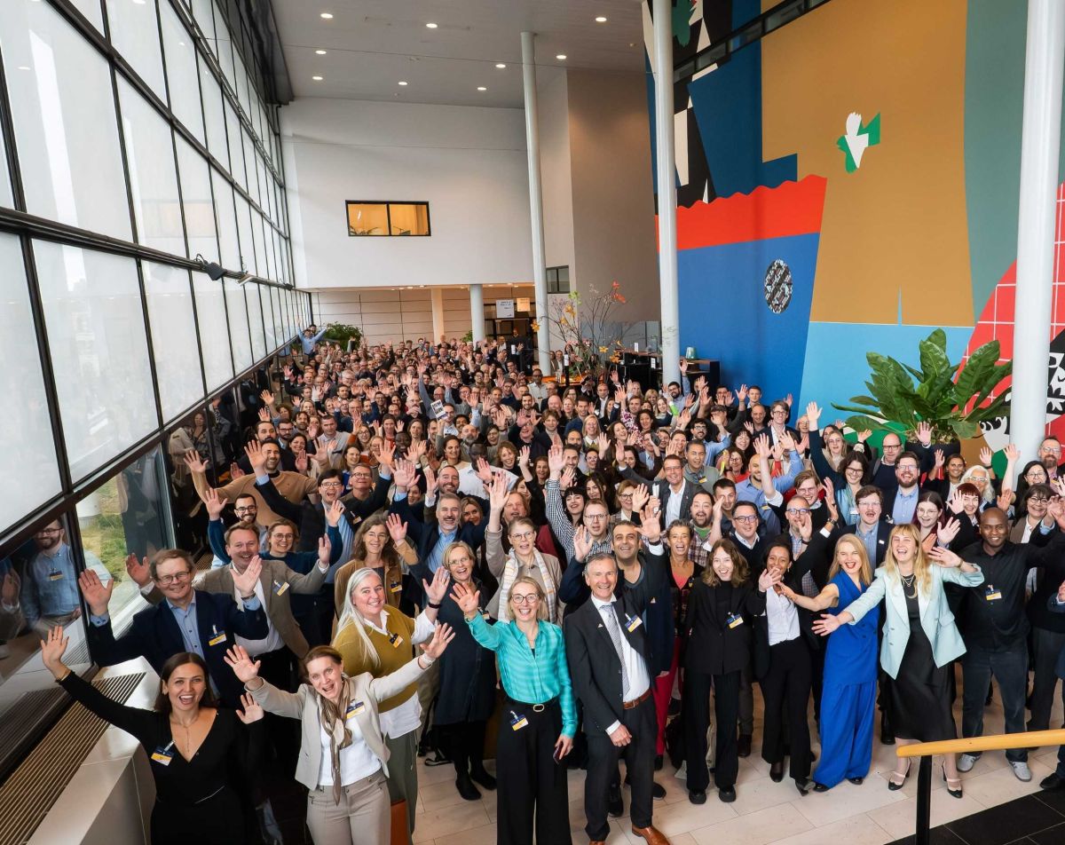 Crowd cheering and smiling at the camera at Synergy Days 2025 in Rotterdam