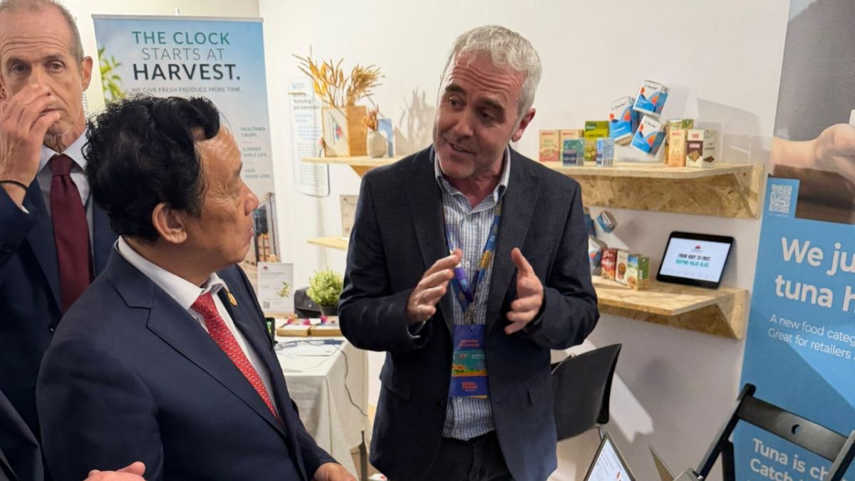 Dr Ultan McCarthy speaking animatedly to FAO Director General of UN